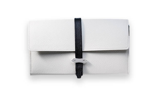 <strong>GLOBE-TROTTER｜グローブ・トロッター<br /> トランクのエッセンスを詰め込んだウォレット</strong><br /><br />  1年前にトランクケース以外のアクセサリーラインをはじめた英国ラグジュアリートブランド「グローブ・トロッター」からコンビカラーのウォレットが登場。アイボリーのベースカラーにネイビーのレザーストラップとライニングを組み合わせ、メンズライクで大人な色合いに完成した。トランクモチーフのジッパーヘッドや留め具など、ディテールにグローブ・トロッターの世界観を表現している。<br /> <br /> [W19×H9.5×D2cm]5万760円<br /> グローブ・トロッター ジャパン　Tel. 03-5464-5248