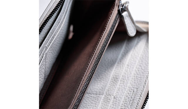 <strong>GLOBE-TROTTER｜グローブ・トロッター<br /> トランクのエッセンスを詰め込んだウォレット</strong><br /><br />  1年前にトランクケース以外のアクセサリーラインをはじめた英国ラグジュアリートブランド「グローブ・トロッター」からコンビカラーのウォレットが登場。アイボリーのベースカラーにネイビーのレザーストラップとライニングを組み合わせ、メンズライクで大人な色合いに完成した。トランクモチーフのジッパーヘッドや留め具など、ディテールにグローブ・トロッターの世界観を表現している。<br /> <br /> [W19×H9.5×D2cm]5万760円<br /> グローブ・トロッター ジャパン　Tel. 03-5464-5248