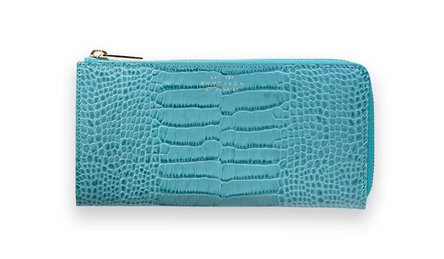 <strong>SMYTHSON｜スマイソン<br /> 高級感溢れるコンパクトなフォルム</strong><br /><br /> 英国王室が愛用する伝統的なステーショナリーブランド「スマイソン」で、クロコダイル型押しのカーフスキンを用いたラウンド ジップ ウォレットを発見。春夏の新色としてサウスバンクグリーンが到着し、持つだけで気分が楽しく、洗練されたリュクスな日常を演出してくれる。また、多数のカードスロットやノートスロットなど機能性を追求したブランドならではのアイコニックなアイテム。また、レザーの財布にもかかわらず、抜群の軽さと薄さも魅力のひとつである。<br /> <br /> [W19.5×H10×D2.5cm]7万3440円<br />  ヴァルカナイズ・ロンドン　Tel. 03-5464-5255