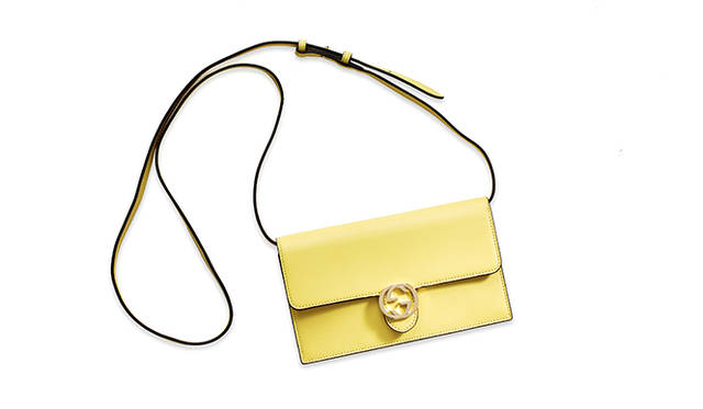 <strong>   GUCCI｜グッチ <br /> 春色に染まった「グッチ アイコン」</strong><br /><br /> Gの頭文字を組み合わせた“インターロッキングG”が目を引くグッチ アイコンシリーズからウォレットバッグが登場。ボックス型のシルエットのバッグには、細いレザーストラップを合わせ、愛らしいムードに仕上げている。5つの豊富なカラーバリエーションのなかからは、金運に効くとされるイエローをセレクトしたい。大きなマチを活かし、カードスロット、ファスナーポケットも備えている。 <br /><br /> [W19×H10×D3.5㎝]10万4760円<br /> グッチ／グッチ ジャパン カスタマーサービス Tel. 03-5469-6611