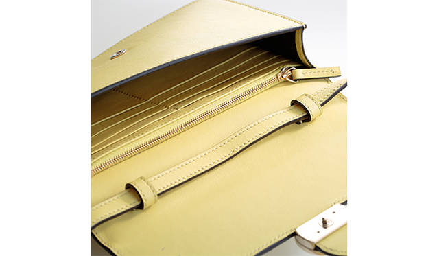 <strong>   GUCCI｜グッチ <br /> 春色に染まった「グッチ アイコン」</strong><br /><br /> Gの頭文字を組み合わせた“インターロッキングG”が目を引くグッチ アイコンシリーズからウォレットバッグが登場。ボックス型のシルエットのバッグには、細いレザーストラップを合わせ、愛らしいムードに仕上げている。5つの豊富なカラーバリエーションのなかからは、金運に効くとされるイエローをセレクトしたい。大きなマチを活かし、カードスロット、ファスナーポケットも備えている。 <br /><br /> [W19×H10×D3.5㎝]10万4760円<br /> グッチ／グッチ ジャパン カスタマーサービス Tel. 03-5469-6611