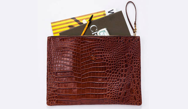 A4サイズの書類も入る大きさでクラッチバッグとしても使える。L（W42×H31cm）2万5920円