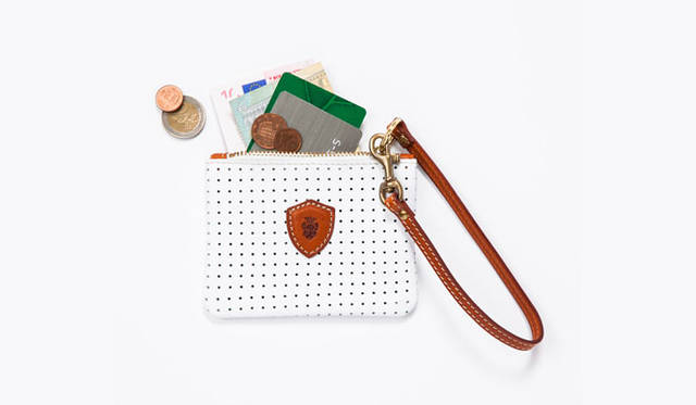 XSサイズ（W12×H9cm）はカードやコインケースに便利な大きさ。1万5120円