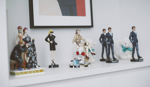 加賀美さんの部屋に飾られた愛くるしい人形（Photograph by JAMANDFIX）