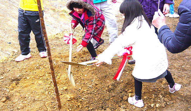 「SAKURA PROJECT」の植樹には子供たちも参加