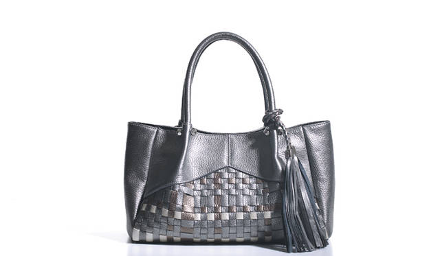 牛革のハンドバッグ。51,840円。縦19×横30×幅14cm。受注生産。サンモトヤマ 銀座本店 Tel. 03-3573-0003（代表）（Photograph by JAMANDFIX）