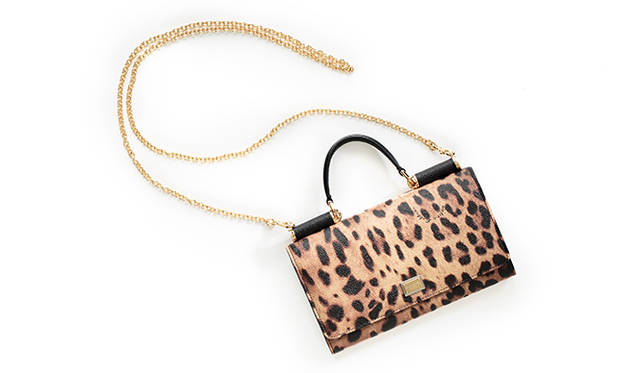 <strong>   DOLCE & GABBANA ｜ドルチェ＆ガッバーナ <br /> トップハンドルつきのパースバッグ </strong><br /><br /> セクシーなレオパードを全面にプリントしたこちらは、パースバッグと名付けられたドルチェ＆ガッバーナの新作。チェーンストラップにくわえ、トップハンドルもつき、幾通りにも装いが楽しめる。スナップ開閉のフラップを開ければ、ジップポケットや大収納のカードスリットも満載で、機能性の高さも魅力。新年の幕開けには、こんな新しいアプローチの財布が欲しい。 <br /><br /> [W20×H12×D4㎝]12万9600円<br /> ドルチェ＆ガッバーナ／ドルチェ＆ガッバーナ ジャパン Tel. 03-6419-2220  