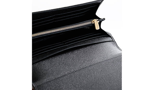 <strong>   DOLCE & GABBANA ｜ドルチェ＆ガッバーナ <br /> トップハンドルつきのパースバッグ </strong><br /><br /> セクシーなレオパードを全面にプリントしたこちらは、パースバッグと名付けられたドルチェ＆ガッバーナの新作。チェーンストラップにくわえ、トップハンドルもつき、幾通りにも装いが楽しめる。スナップ開閉のフラップを開ければ、ジップポケットや大収納のカードスリットも満載で、機能性の高さも魅力。新年の幕開けには、こんな新しいアプローチの財布が欲しい。 <br /><br /> [W20×H12×D4㎝]12万9600円<br /> ドルチェ＆ガッバーナ／ドルチェ＆ガッバーナ ジャパン Tel. 03-6419-2220  