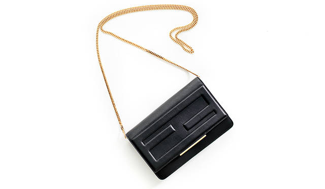 <strong>   FENDI｜フェンディ <br /> マットなブラックレザーが色香を漂わせる</strong><br /><br />  艶を消したカーフスキンがどこか禁欲的なフェンディのバッグ「Tube」。ブランドのシグネチャーでもある「ダブルF」を大きく刺しゅうし、フラップの縁にはさりげなく細いゴールドのバーがあしらわれている。もちろん、ファスナーポケットやカードスロットも完全装備。取り外しが可能な繊細なゴールドチェーンはパーティなど華やかなシーンで活躍してくれそう。<br /><br /> ［W19×H12.5×D5㎝］12万4200円<br /> フェンディ／フェンディ ジャパン Tel. 03-5415-6762