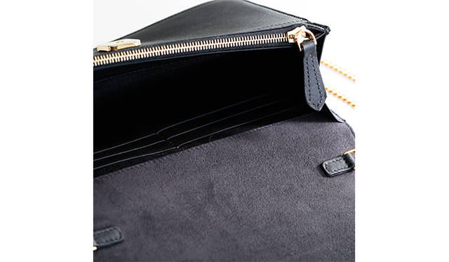 <strong>   FENDI｜フェンディ <br /> マットなブラックレザーが色香を漂わせる</strong><br /><br />  艶を消したカーフスキンがどこか禁欲的なフェンディのバッグ「Tube」。ブランドのシグネチャーでもある「ダブルF」を大きく刺しゅうし、フラップの縁にはさりげなく細いゴールドのバーがあしらわれている。もちろん、ファスナーポケットやカードスロットも完全装備。取り外しが可能な繊細なゴールドチェーンはパーティなど華やかなシーンで活躍してくれそう。<br /><br /> ［W19×H12.5×D5㎝］12万4200円<br /> フェンディ／フェンディ ジャパン Tel. 03-5415-6762