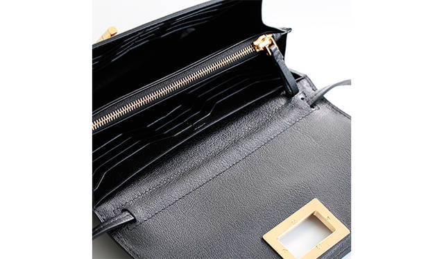 <strong>  TOM FORD｜トム フォード <br /> 今年こそセクシーなアイコンウォレットを</strong><br /><br />  ゴールドの大きなターンロックが目をひく「ナタリア」はトム フォードのアイコンバッグの代表格。こちらのコレクションに、ストラップ付きのウォレットが新作として仲間入りした。レザーストラップを付けてハンドバッグとしても持てるエレガントなボックスシルエットのウォレット。内側にほどこされたカードスロットのカッティングも美しいの一言。持つだけでセクシーな気分になれるウォレットバッグを、ぜひとも手に入れたい。 <br /><br /> ［H13×W20×D4㎝］17万2800円<br /> トム フォード／トム フォード ジャパン　Tel. 03-5466-1123