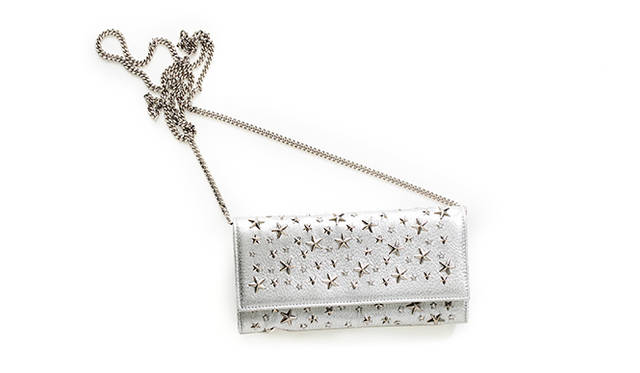<strong>   JIMMY CHOO｜ジミーチュウ <br /> クリスタルスターが瞬くMILLA</strong><br /><br />  アイコニックなスタースタッズをふんだんに散りばめた、ジミーチュウを代表する人気のウォレットMILLAに、クリスタルスターがくわわった。大小のシルバースターのなかに、小さなクリスタルが女性らしい華やかさを添えてくれる。手に馴染みやすいソフトなゴートレザーの財布には、同じくシルバーのチェーンが付属。ラッキーチャームの星と一緒なら、きっと2015年もすてきな年になりそう。 <br /><br /> [W22×H12×W4㎝]11万6640円<br /> ジミーチュウ　Tel. 03-5413-1150