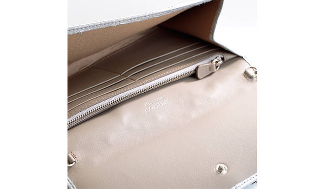 <strong>   JIMMY CHOO｜ジミーチュウ <br /> クリスタルスターが瞬くMILLA</strong><br /><br />  アイコニックなスタースタッズをふんだんに散りばめた、ジミーチュウを代表する人気のウォレットMILLAに、クリスタルスターがくわわった。大小のシルバースターのなかに、小さなクリスタルが女性らしい華やかさを添えてくれる。手に馴染みやすいソフトなゴートレザーの財布には、同じくシルバーのチェーンが付属。ラッキーチャームの星と一緒なら、きっと2015年もすてきな年になりそう。 <br /><br /> [W22×H12×W4㎝]11万6640円<br /> ジミーチュウ　Tel. 03-5413-1150