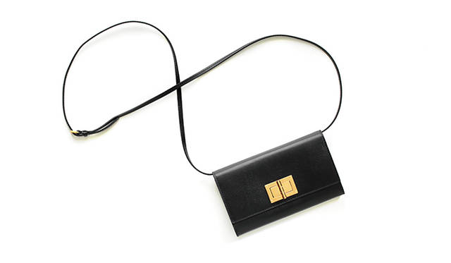 <strong>  TOM FORD｜トム フォード <br /> 今年こそセクシーなアイコンウォレットを</strong><br /><br />  ゴールドの大きなターンロックが目をひく「ナタリア」はトム フォードのアイコンバッグの代表格。こちらのコレクションに、ストラップ付きのウォレットが新作として仲間入りした。レザーストラップを付けてハンドバッグとしても持てるエレガントなボックスシルエットのウォレット。内側にほどこされたカードスロットのカッティングも美しいの一言。持つだけでセクシーな気分になれるウォレットバッグを、ぜひとも手に入れたい。 <br /><br /> ［H13×W20×D4㎝］17万2800円<br /> トム フォード／トム フォード ジャパン　Tel. 03-5466-1123