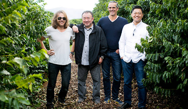 「この目で生産地を見たかった」と今回ブラジルに赴いた「レストランNARISAWA」の成澤由浩さん（右）。オーストラリアを拠点に活躍する「TETSUYA'S」の和久田哲也さん（左からふたりめ）をはじめとする、オセアニアのシェフチームと