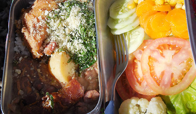 農作業の合間にいただく、手作りのお弁当