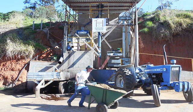 ここで採果したコーヒーの実が精製される