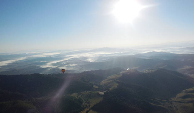 カルモ・デ・ミナスを上空から臨む。カップオブエクセレンス』の最高点を記録した農園もこの地域に所在する