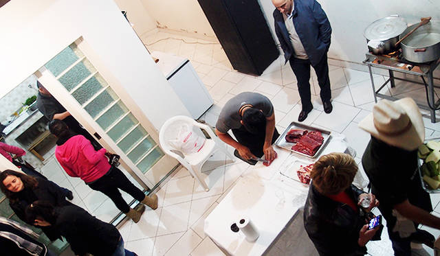 食のプログラムを急遽変更。レストランのキッチンまでも貸切に