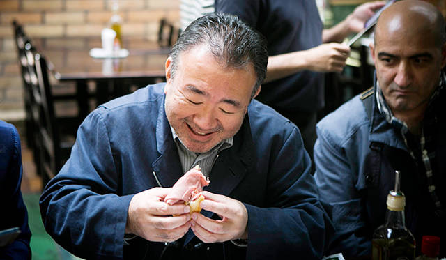 市場の2階には、軽食のとれるカフェが