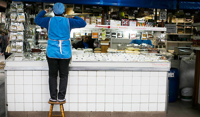 市場のお店はどこも清潔