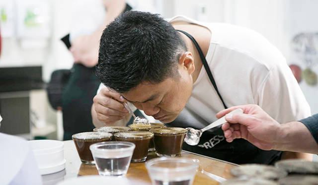“カッピング”といって、一定にローストされたコーヒーの味と香りを確認する作業にもチャレンジ