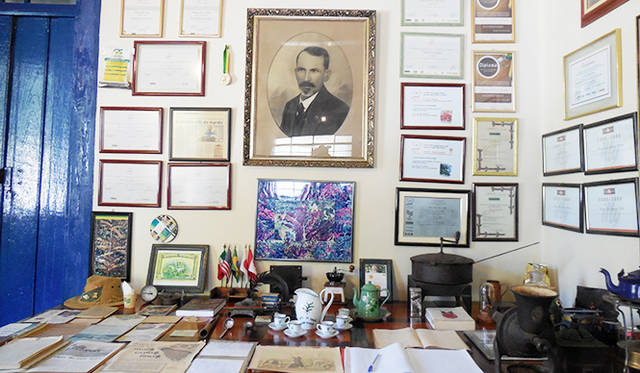 「カップ・オブ・エクセレンス」を受賞した農園には記念の証書をはじめ、世界中の取引先との思い出の品々が