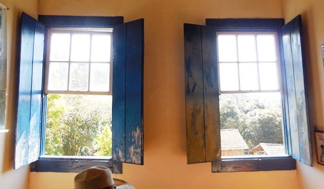 歴史を刻む古い窓から、農園を見渡すことができる