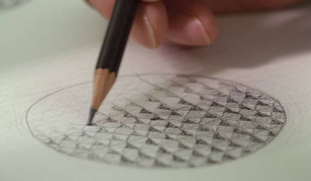 銀粉を蒔き、その上から染料を加えた透明な漆で塗り上げる独特の技法により生み出される玉虫の羽に似た華やかな色調と光沢から「玉虫塗」と名づけられた