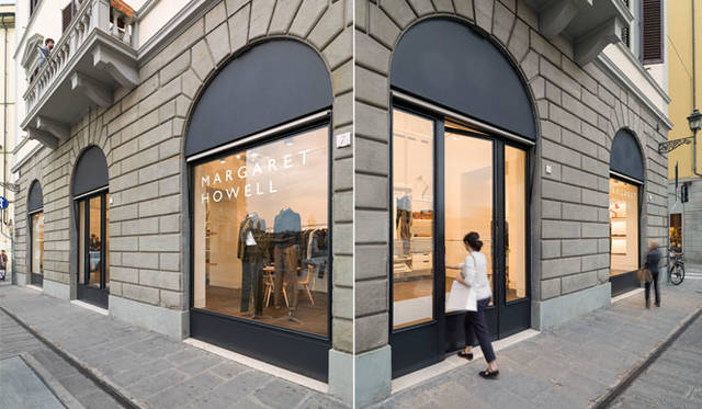 「MARGARET HOWELL FLORENCE （マーガレット・ハウエル フィレンツェ）」<br />6つある窓越しに、イギリスとイタリアで生産された製品がならぶ店内を見渡すことができる