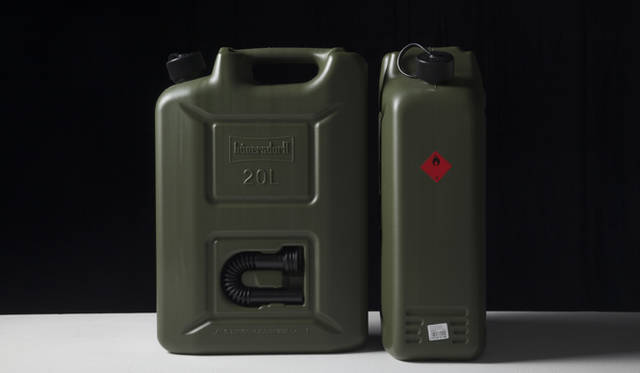 ドイツの「HÜNERSDORFF」は、1829年創業当時、家庭用・船舶キッチン用の銅製品の製造をおこなっていたが、1940年代からプラスチック製品の開発をスタート。注ぎ口などにこだわったさまざまな種類の燃料用キャニスターや容器を製造し、2003年には燃料タンクの製造分野でヨーロッパ第1位になった。Fuel can PROFI 20L（燃料キャニスター20L）8964円