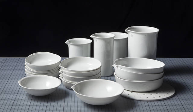 1869年の創業当時は、実用陶磁器・喫煙パイプ・ブレスレットなどの製造をおこなっていた磁器製造メーカー「JIPO」。1947年より本格的に工業用陶器の開発を開始し、後に実験用陶器の製造に特化した。ラボだけでなく一般家庭のキッチン道具としても使えるラインナップを揃える