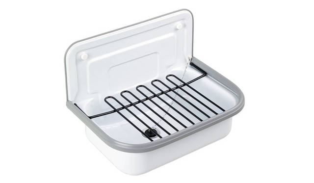 スチールをエナメル加工したユーティリティシンクの開発で知られる「QUANTEX」グループは、2001年にオランダを拠点に設立。今では、ドイツ、オランダでホーローのユーティリティシンクはポピュラーなアイテムに。Utility sink white enameled（ホーローのシンク）1万5120円、Sink grid steel black painted（ホーローシンクの上にのせる“ギター”と呼ばれる網）3780円