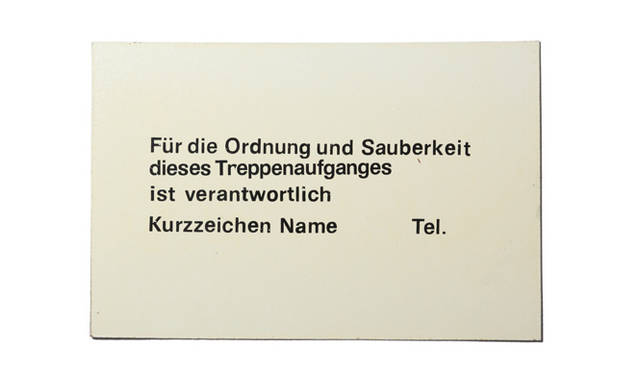かつて東ドイツ時代にメガネ工場内で、階段や廊下の清掃担当者が誰であるかを示すために使用されていたサインボード。「こちらの廊下の清掃責任者は以下のものになります。名前: 電話番号: 」と表記。ドイツ製ヴィンテージ。Vintage signboard – 3（サインボード）4320円