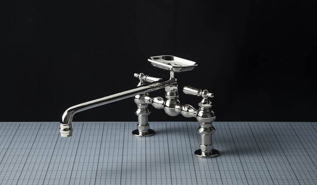 1972年アメリカに創立した「Sign of the Crab」は、水まわり関連製品の製造をおこなうマニファクチャー。高品質の真鍮を使用して作られる同社のプロダクトは、組み立てや検査をすべてアメリカ国内でおこない、クラシカルなデザインを提供するマニファクチャーとしても知られている。Deck MT faucet / 12