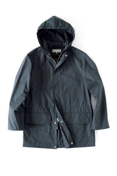 「ベンタイル」のコートは、ボックスシルエット。大きめのフードを備え、普段使いできるカジュアルさが魅力だ。コート10万2600円（マーガレット・ハウエル）