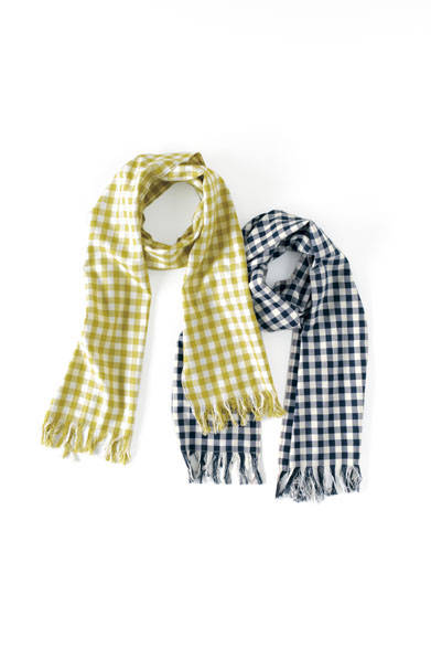 シルク100％のスカーフは、オリジナルパターンを用いたハンドメイド仕上げ。独特な膨らみが特徴だ。サイドに施したデニムのセルビッチのようなハイライトカラーがアクセントとなっている。スカーフ各3万8880円（マーガレット・ハウエル）