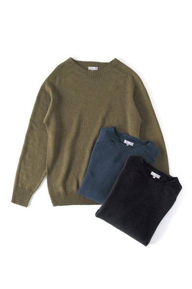 カーキ・ブルー・ブラックの 3 色展開のニットは、リネンウールを使用したスコットランド製。ドライタッチな素材感を楽しみたい。ニット各 3 万 9960 円(マーガレット・ハウエル)