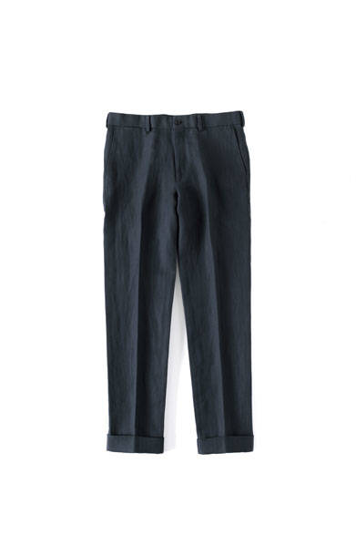 ネイビーのトラウザーズは高密度な織りによるタフな素材で、ハリ感が新しい季節の到来を感じさせる。テーパードしたシルエットに注目。トラウザーズ3万8880円（マーガレット・ハウエル）