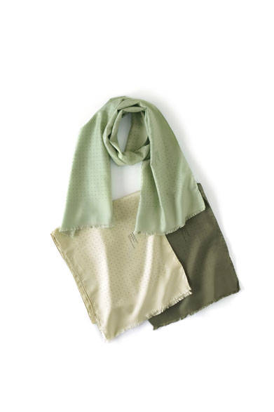 スカーフ各2万2680円（マーガレット・ハウエル）