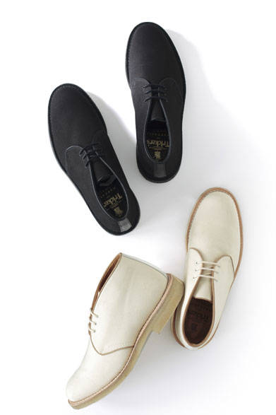 足もとを締めるのは、トリッカーズ別注のチャッカブーツ。キャンバス地にクレープソールで、ホワイトとブラックの2色展開。かかと部分の素材の切り替えがアクセントとして効いている。ブーツ8万5320円（マーガレット・ハウエル）