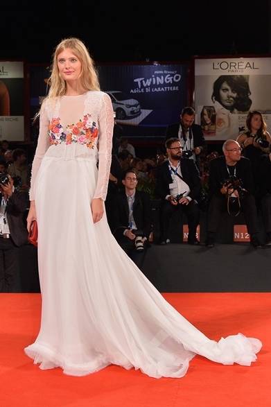 <strong>2014年 第71回ベネチア国際映画祭</strong>　Costance Jablonsky｜コンスタンス・ヤブロンスキー <br />（『The Humbling』のプレミア上映にて）<br />ドレス：アルベルタ フェレッティ