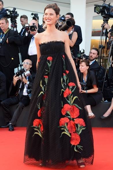 <strong>2014年 第71回ベネチア国際映画祭</strong>　Bianca Balti｜ビアンカ・バルティ<br />（『Birdman』のプレミア上映にて）<br />ドレス：ドルチェ＆ガッバーナ　Courtesy of la Biennale di Venezia