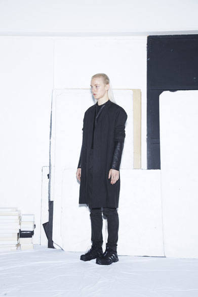 TUCK COCOON COAT 6万1344円、HIGH-NECK LEATHER PULLOVER 9万1800円、HIGH-WAIST SKINNY PANTS 3万1104円