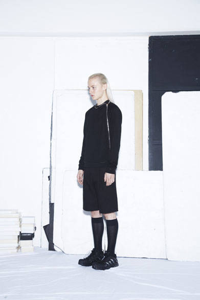 ZIP COLLAR PULLOVER 5万1624円、LEATHER PIPING CREW-NECK CUTSEW 1万9224円、TUCK SHORT PANTS 3万24円