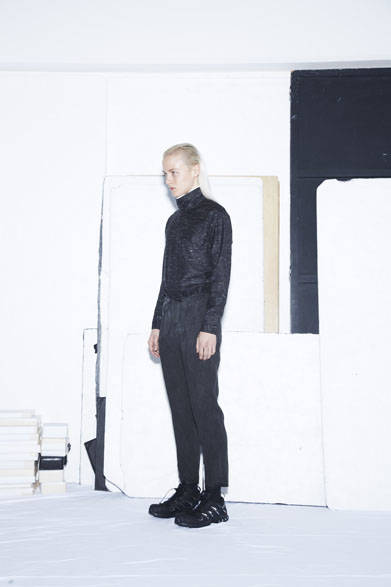 LAYERED HIGH-NECK SHIRT 3万2184円、TUCK EASY ANKLE-CUT TROUSERS 3万6504円