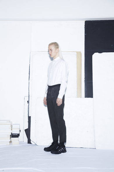 FLY-FRONT SHIRT / 樹脂加工 2万4624円、TUCK EASY ANKLE-CUT TROUSERS 3万6504円