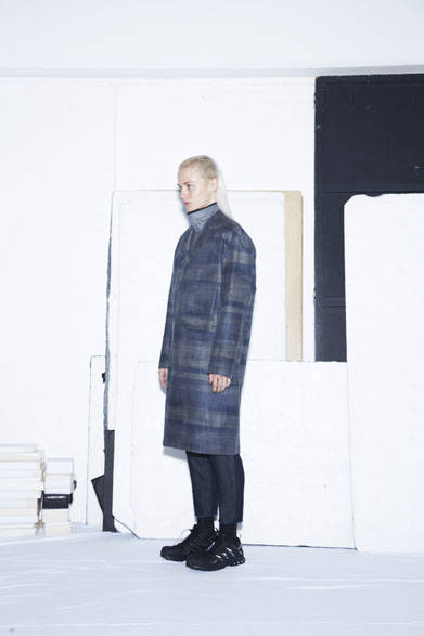 FADE BORDER TUCK COCOON COAT 7万3224円、LAYERED HIGH-NECK SHIRT 3万24円、TAPERED ANKLE-CUT DENIM PANTS 2万6784円