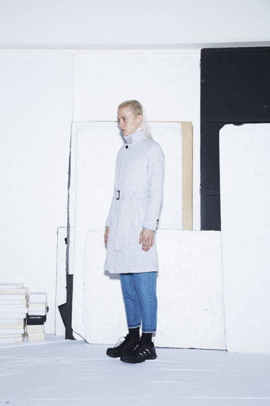 RAGLAN SLEEVE TRENCH COAT 8万2944円、LAYERED HIGH-NECK SHIRT 3万24円、TAPERED ANKLE-CUT DENIM PANTS 2万6784円