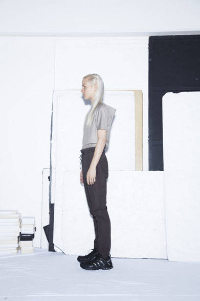 BACK DRAPE PULLOVER SHIRT 2万3544円、HIGH-WAIST SKINNY PANTS 3万1104円